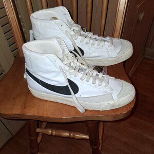 Vintage Nike mid level  '77